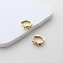 Cargar imagen en el visor de la galería, Aro de oreja con hoja arcoíris de circonita cúbica, aro huggie chapado en oro, cierre de palanca, accesorios para pendientes DIY, materiales para pendientes hechos a mano D0532-D0543