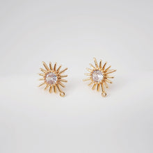 Cargar imagen en el visor de la galería, Poste para aretes con sol y pavé cúbico, arete chapado en oro de 18 quilates con aro, pasador de plata S925, poste con forma de sol, fornitura para aretes ZX248