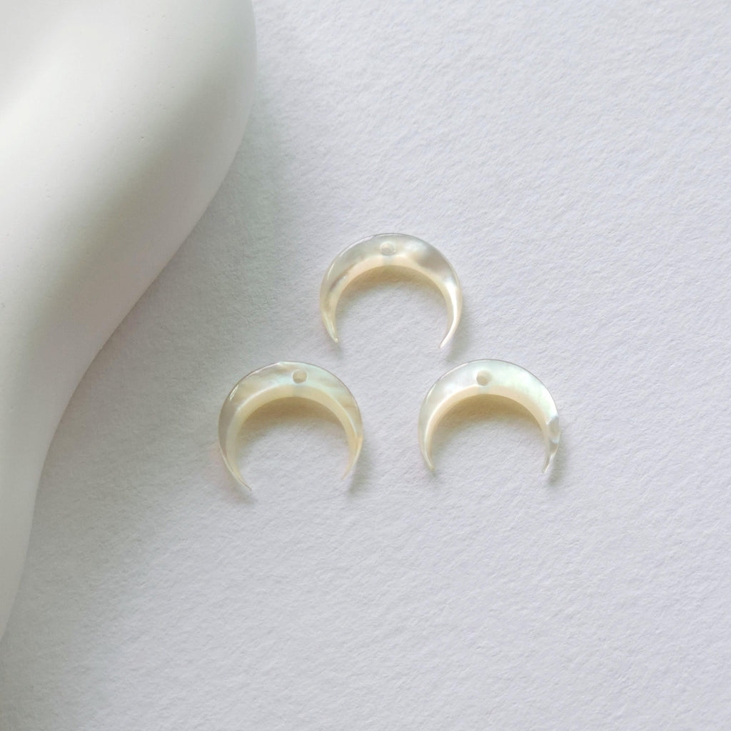 Moon Shape White Mother-of-Pearl, MOP Shell Pendant, 3D White Nacre, Ox Horn Shell Charm, Shell Jewelry Making Findings RY051