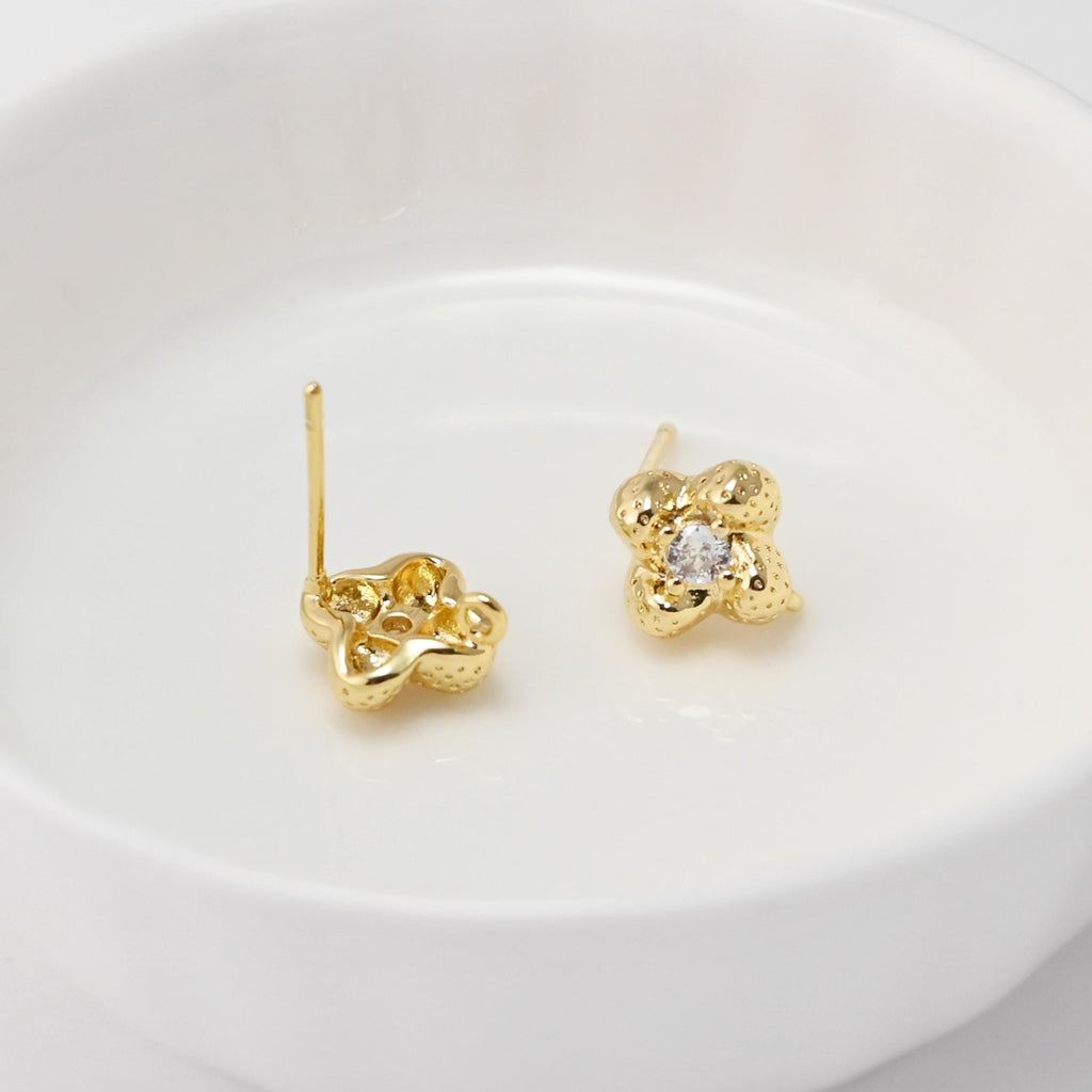 Pendientes de flor martillada con aro, chapados en oro de 18 quilates, sin níquel, pasador de plata S925, pavé de circonitas cúbicas, hipoalergénicos, D0410