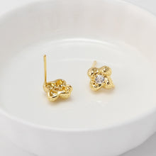 Cargar imagen en el visor de la galería, Pendientes de flor martillada con aro, chapados en oro de 18 quilates, sin níquel, pasador de plata S925, pavé de circonitas cúbicas, hipoalergénicos, D0410