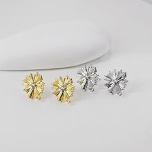 Cargar imagen en el visor de la galería, Poste para pendientes con flor plisada, pendiente de botón de latón chapado en oro auténtico de 18 quilates con aro, pasador de plata S925, pavé de circonitas, sin níquel, fornitura para pendientes D0408