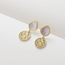 تحميل الصورة إلى عارض المعرض، قرط صدفي غير منتظم، مطلي بالذهب عيار 14 قيراطًا، دبوس فضة S925 خالٍ من النيكل، نتائج قرط مضادة للحساسية JJ022