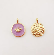 Cargar imagen en el visor de la galería, Dije de moneda redonda de esmalte multicolor, chapado en oro de 18 quilates, con forma de cruz, ancla, abejas, timón y caballito de mar, 14 mm, ideal para collares y pulseras, S1076