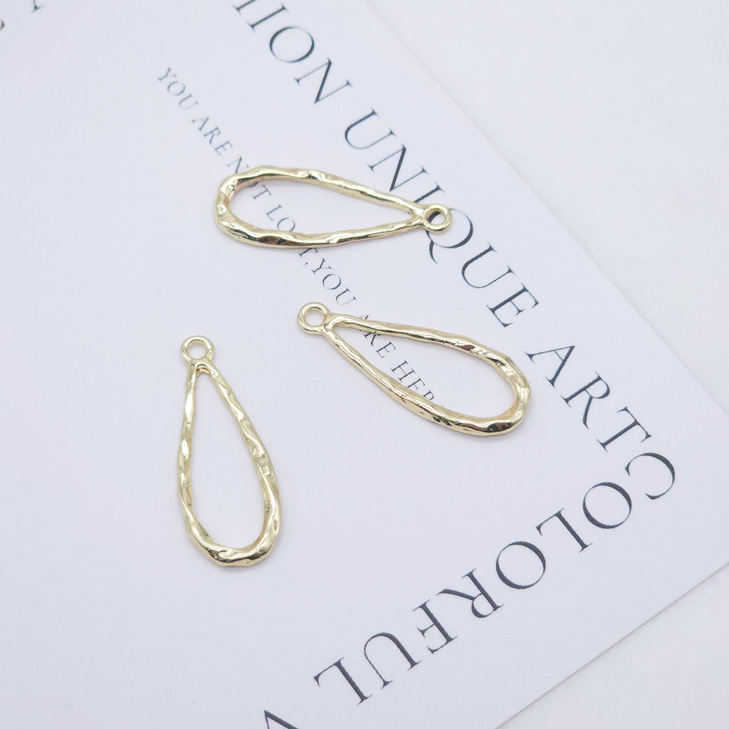 10 colgantes irregulares calados, chapados en oro de 14 quilates, colgantes de gota, colgantes para collares, accesorios para bisutería ZZ083