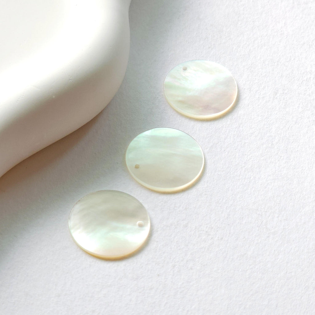 10 colgantes de concha redondos, dijes de concha, accesorios para aretes y bisutería RY036