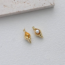 Load image into Gallery viewer, Gold Marine Life Pendant, 18k Gold Plated Brass Charm, Polish Gold Shell Pendant, Conch Pendant, Necklace Making, Jewelry Findings S1301