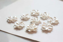 تحميل الصورة إلى عارض المعرض، 10 قطع من قلادة زهرة الأكريليك البيضاء، قلادة زهرة، 19 مم، 25 مم، سحر قطرة الأكريليك لصنع المجوهرات، العثور على الخرز بنفسك GZ301
