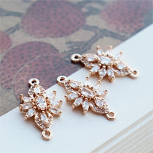 Cargar imagen en el visor de la galería, 2 colgantes de flor con forma de flor de cristal de circonita cúbica, de latón chapado en oro auténtico, accesorios de joyería JY059-F073