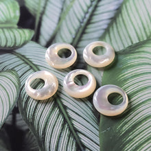 Load image into Gallery viewer, White Pearl Oyster Pendatn, White Round Shape Mother-of-Pearl, Pearl Oyster, Shell Charm, Shell Jewelry Making Findings RY072