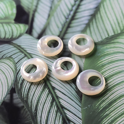 White Pearl Oyster Pendatn, White Round Shape Mother-of-Pearl, Pearl Oyster, Shell Charm, Shell Jewelry Making Findings RY072