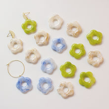 Cargar imagen en el visor de la galería, 5 colgantes de flores de resina para bisutería, con cuentas DIY GZ292