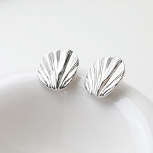 Cargar imagen en el visor de la galería, Pendientes de tuerca con pliegues redondos, pasador de plata S925, chapado en oro de 14 quilates y plata, sin níquel, forma irregular con aro GZ728