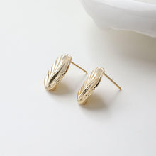 Cargar imagen en el visor de la galería, Pendientes de tuerca con pliegues redondos, pasador de plata S925, chapado en oro de 14 quilates y plata, sin níquel, forma irregular con aro GZ728