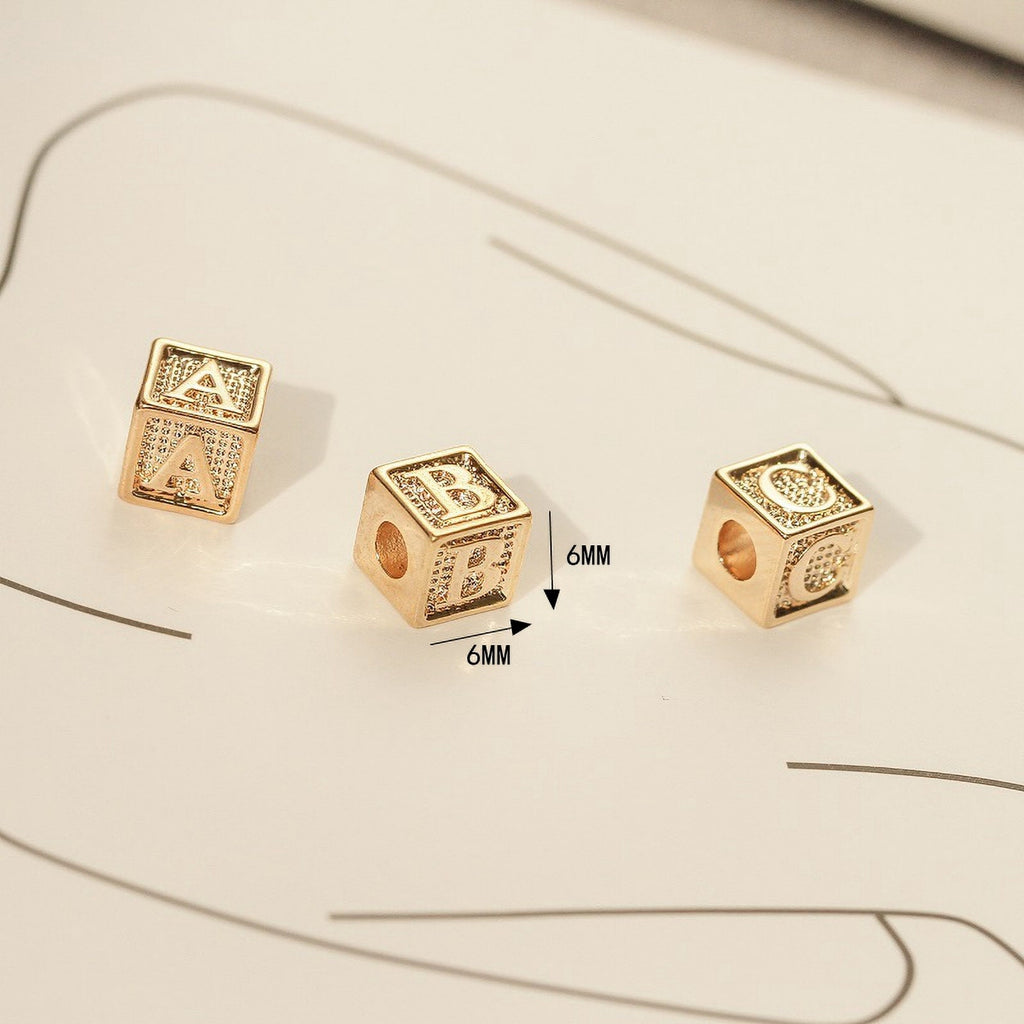 خرز مكعب أبجدي مطلي بالذهب عيار 14 قيراطًا، خرز مربع أولي، 6 × 6 مم، خرز حرف كبير الفتحة لصنع القلائد والأساور B023