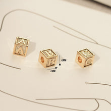 تحميل الصورة إلى عارض المعرض، خرز مكعب أبجدي مطلي بالذهب عيار 14 قيراطًا، خرز مربع أولي، 6 × 6 مم، خرز حرف كبير الفتحة لصنع القلائد والأساور B023