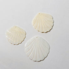 Cargar imagen en el visor de la galería, 10 colgantes de concha en forma de hoja, dijes de concha, accesorios para aretes y bisutería RY058