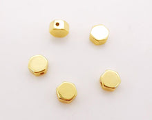 Cargar imagen en el visor de la galería, 20 cuentas espaciadoras hexagonales de 5 mm, chapadas en oro de 18 quilates, ideales para hacer pulseras y collares, accesorios de joyería S222