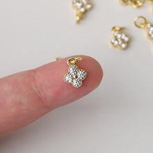 Cargar imagen en el visor de la galería, 10 pequeños dijes de flores cúbicas, chapados en oro de 18 quilates, para collares y pendientes, 6 x 8,5 mm, accesorios de joyería S20494