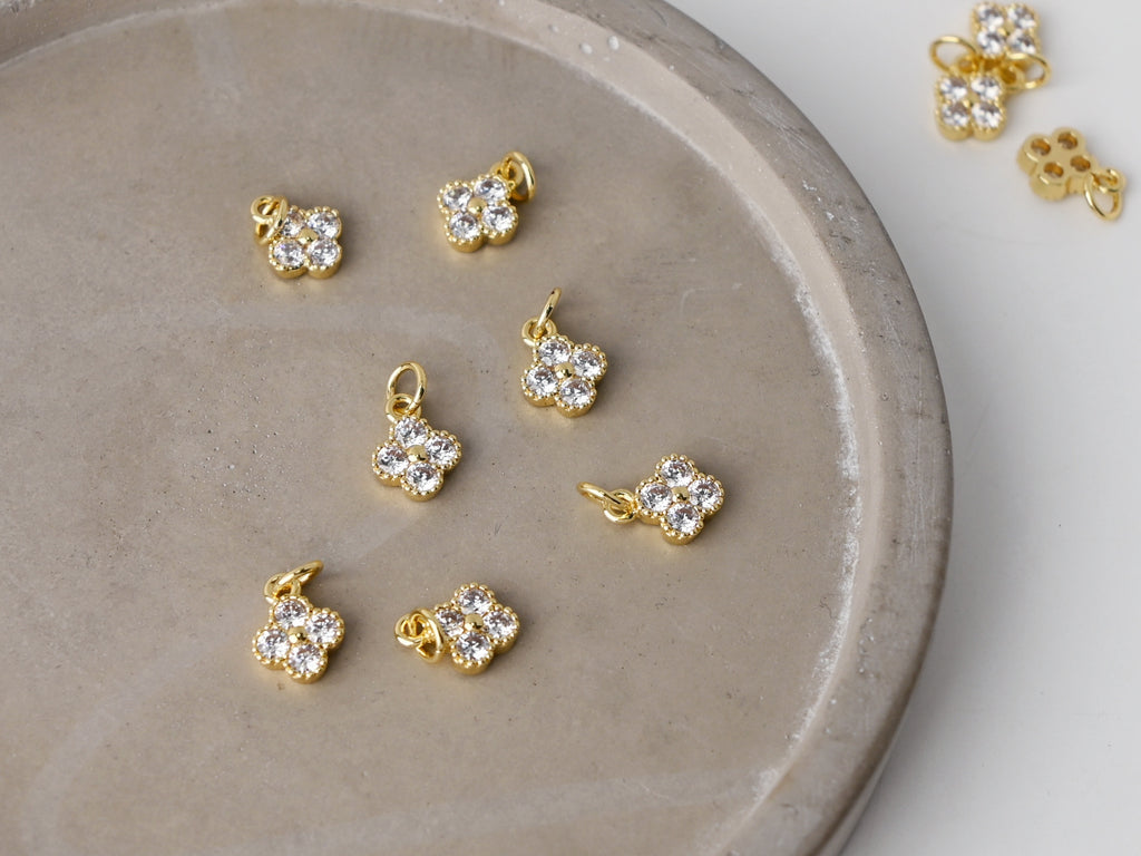 10 pequeños dijes de flores cúbicas, chapados en oro de 18 quilates, para collares y pendientes, 6 x 8,5 mm, accesorios de joyería S20494