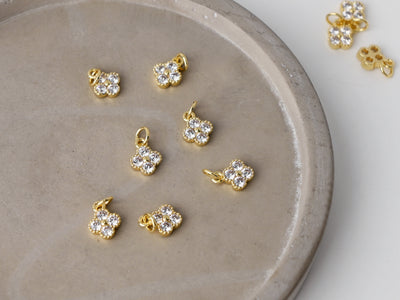 10 pequeños dijes de flores cúbicas, chapados en oro de 18 quilates, para collares y pendientes, 6 x 8,5 mm, accesorios de joyería S20494