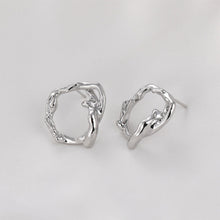 تحميل الصورة إلى عارض المعرض، قرط أذن دائري الشكل بتصميم هندسي مجوف غير منتظم، مصنوع من الذهب/الفضة عيار 14 قيراطًا، ودبوس فضة S925 خالٍ من النيكل، مع حلقة LL167