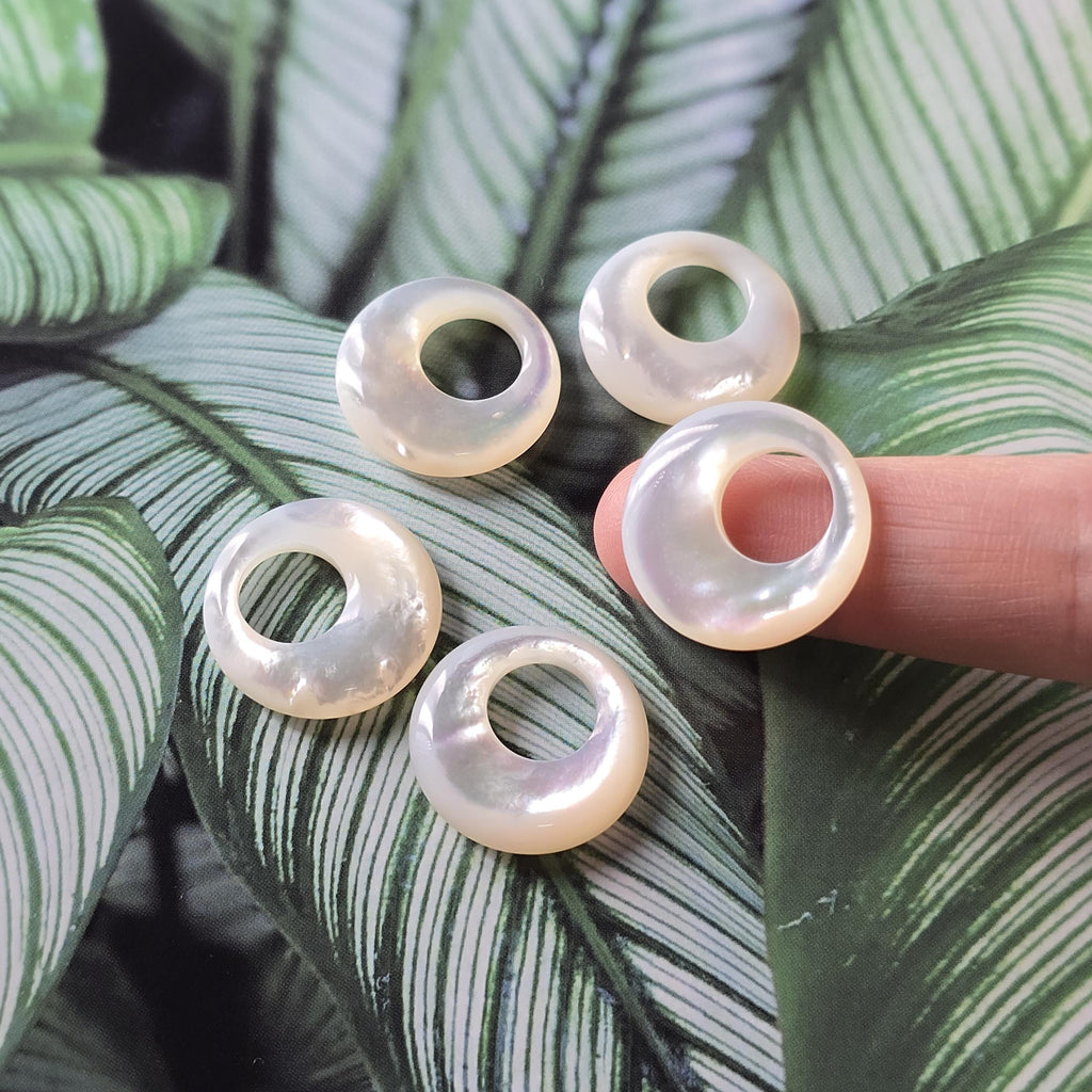 White Pearl Oyster Pendatn, White Round Shape Mother-of-Pearl, Pearl Oyster, Shell Charm, Shell Jewelry Making Findings RY072