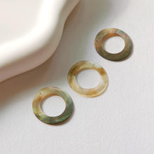 Cargar imagen en el visor de la galería, Colgante de nácar negro circular, concha de nácar, nácar negro grabado, dije de concha, accesorios de joyería de concha redonda RY041