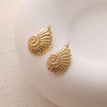 Cargar imagen en el visor de la galería, Pendientes de caracola con aro y colgante, chapados en oro de 18 quilates, sin níquel, hipoalergénicos, GZ781