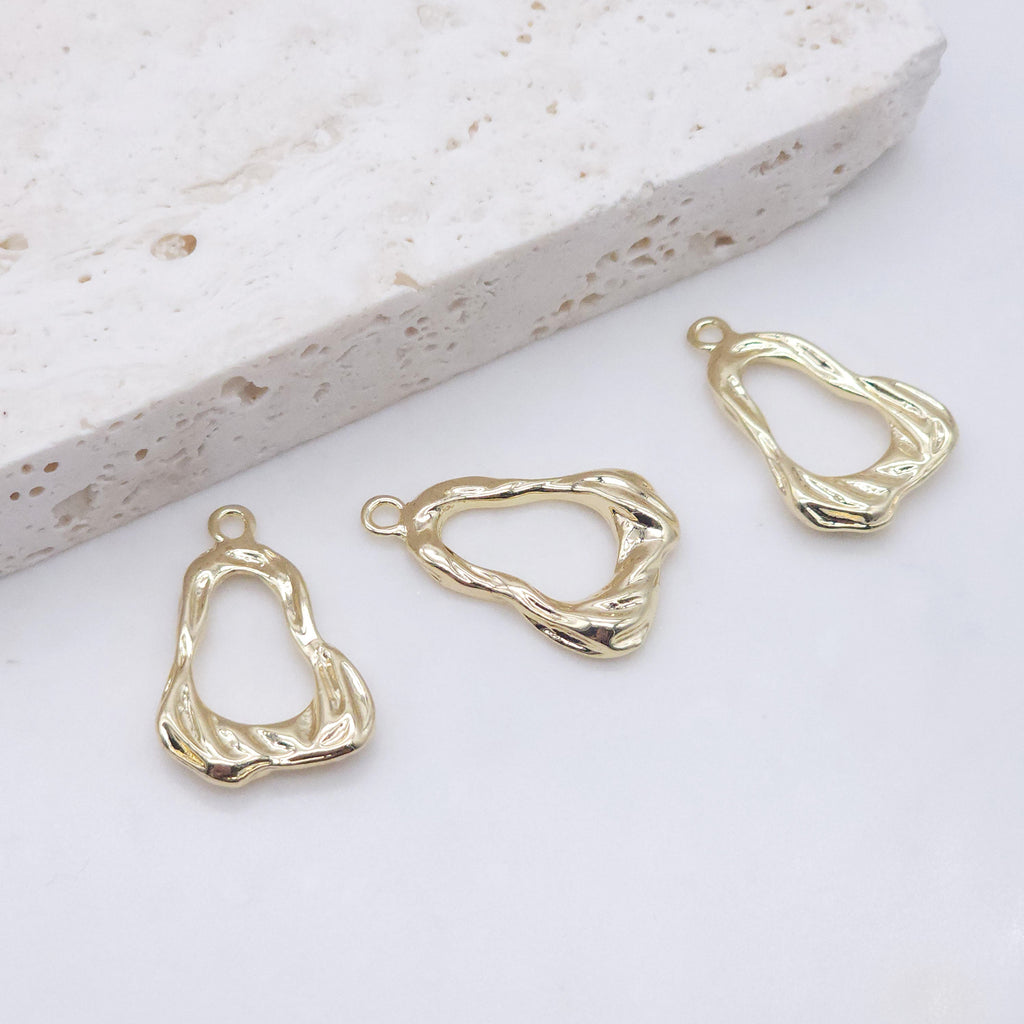 10 colgantes irregulares calados, chapados en oro de 14 quilates, colgantes de gota, colgantes para collares, accesorios para bisutería ZZ083