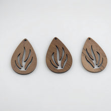 تحميل الصورة إلى عارض المعرض، دلايات خشبية بأشكال هندسية على شكل ورقة شجر، قلادة خشبية، خشب الجوز المُعاد تدويره، أقراط خشبية بتصميم هندسي مميز، أفكار يدوية الصنع JT1020