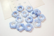 Cargar imagen en el visor de la galería, 5 colgantes de flores de resina para bisutería, con cuentas DIY GZ292