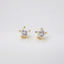 Cargar imagen en el visor de la galería, Poste de oro de 18 quilates con pavé de circonitas cúbicas estrelladas de 9 x 9,3 mm. Pendientes de botón sin níquel. Accesorios hipoalergénicos D0248.