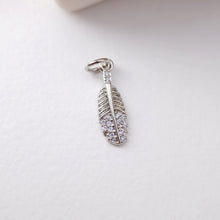Cargar imagen en el visor de la galería, Dije de hoja con pavé de circonita cúbica, colgante de hoja, conectores para pendientes Danity, dijes para pendientes de latón chapado en oro auténtico de 18 quilates, accesorios de joyería S1203