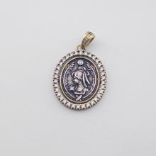 Load image into Gallery viewer, Antique Silver Portrait Pendant, Round Charm, Oval Charm, Necklace Making Charm, Jewelry Findings S1148