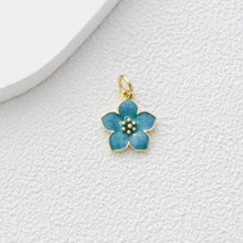 Cargar imagen en el visor de la galería, Dijes de flores pequeñas de esmalte, colgante chapado en oro de 18 quilates, dijes para collares y pendientes, accesorios para bisutería S1357