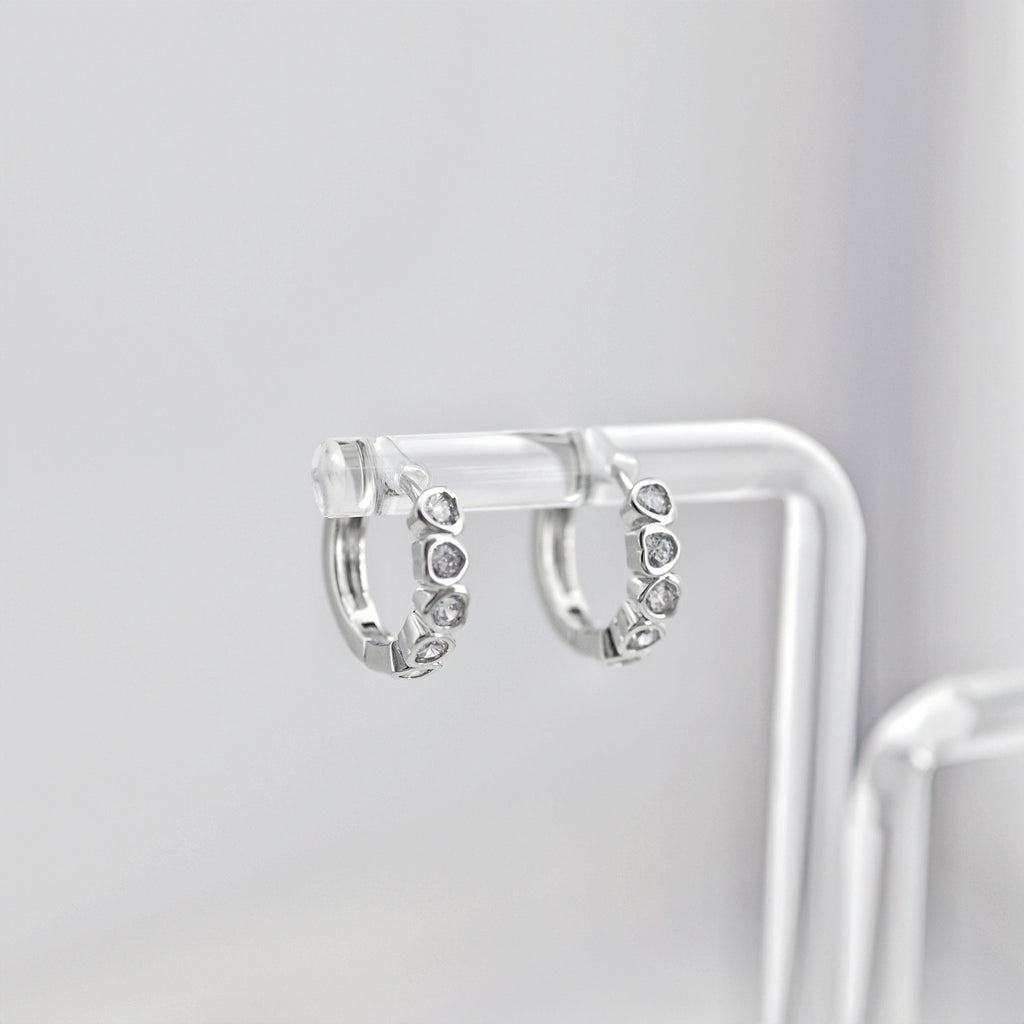 Aros redondos con circonita cúbica en forma de corazón, 13,5 mm, chapados en oro de 18 quilates, tipo aro Huggie D0529