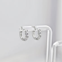 Cargar imagen en el visor de la galería, Aros redondos con circonita cúbica en forma de corazón, 13,5 mm, chapados en oro de 18 quilates, tipo aro Huggie D0529