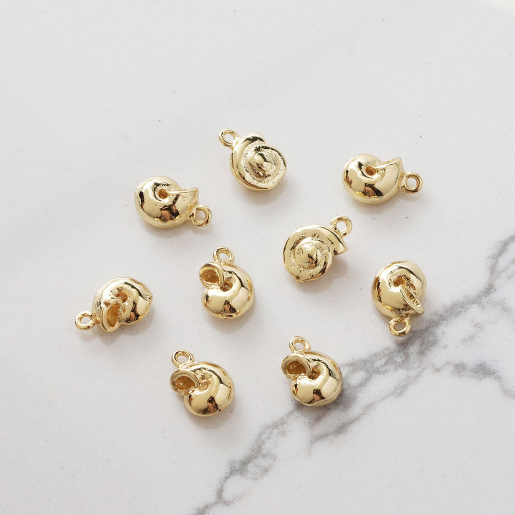 10 dijes de concha marina, pequeño colgante chapado en oro de 18 quilates, dije de playa, dijes para hacer collares, accesorios de joyería JG049