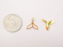 Cargar imagen en el visor de la galería, 2 dijes de cola de pez esmaltados de 15 x 14 mm, chapados en oro de 18 quilates, para collares y accesorios de joyería S618