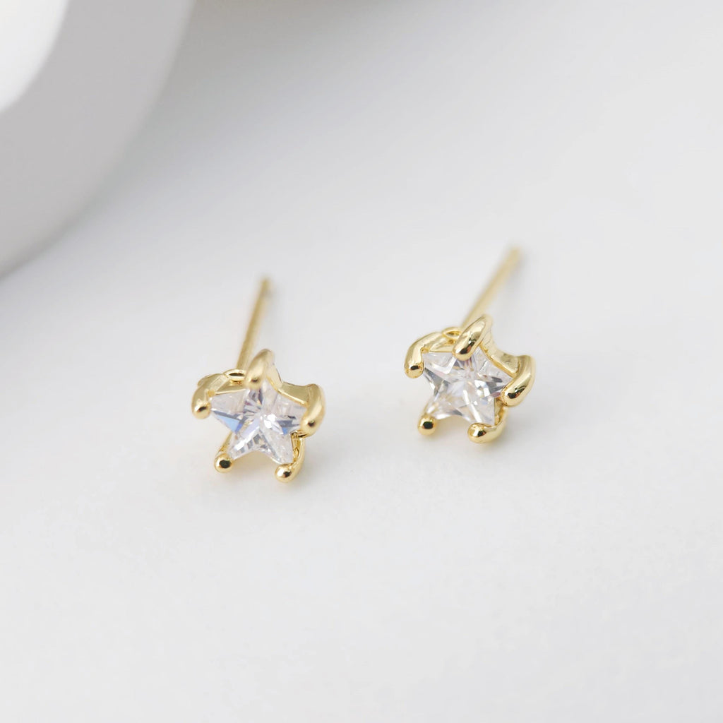 Poste de oro de 18 quilates con pavé de circonitas cúbicas estrelladas de 9 x 9,3 mm. Pendientes de botón sin níquel. Accesorios hipoalergénicos D0248.