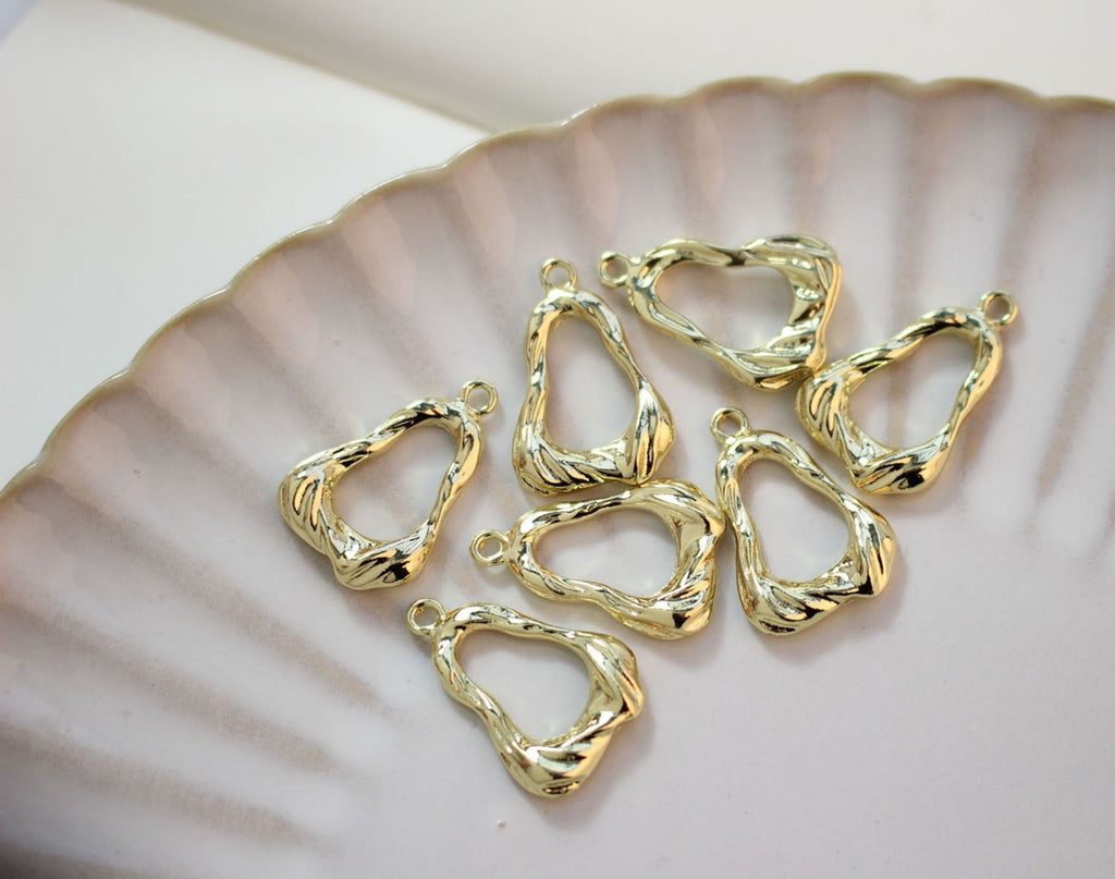 10 colgantes irregulares calados, chapados en oro de 14 quilates, colgantes de gota, colgantes para collares, accesorios para bisutería ZZ083