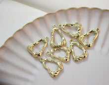 Cargar imagen en el visor de la galería, 10 colgantes irregulares calados, chapados en oro de 14 quilates, colgantes de gota, colgantes para collares, accesorios para bisutería ZZ083