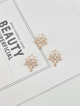 Cargar imagen en el visor de la galería, Dije de flor, colgante de flor de cristal de circonita cúbica, dijes para pendientes de circonita cúbica, dijes para pendientes de latón chapado en oro auténtico, accesorios de joyería STG021-F207