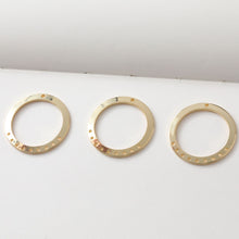 Cargar imagen en el visor de la galería, 10 colgantes circulares con múltiples agujeros, chapados en oro de 14 quilates y plata, de 28 mm, para hacer aretes, accesorios de joyería JG009