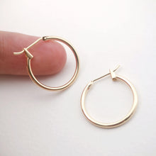 Cargar imagen en el visor de la galería, 10 aros redondos chapados en oro de 18 quilates, piezas para aros Huggie, aros de resorte de 20 mm, ZX069