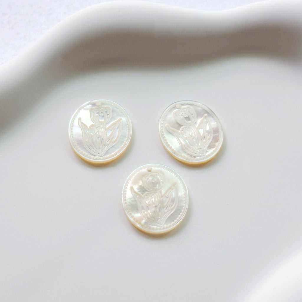 Oval-shaped Tulips Mother-of-Pearl, MOP Shell Pendant, Engraved White Nacre, Shell Charm, Mother of Pearl Jewelry Making Findings RY011