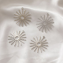 Cargar imagen en el visor de la galería, 10 colgantes de sol con forma de rayo de sol, chapados en oro de 14 quilates y plata, de 28 mm, para hacer collares, accesorios de joyería ZZ096