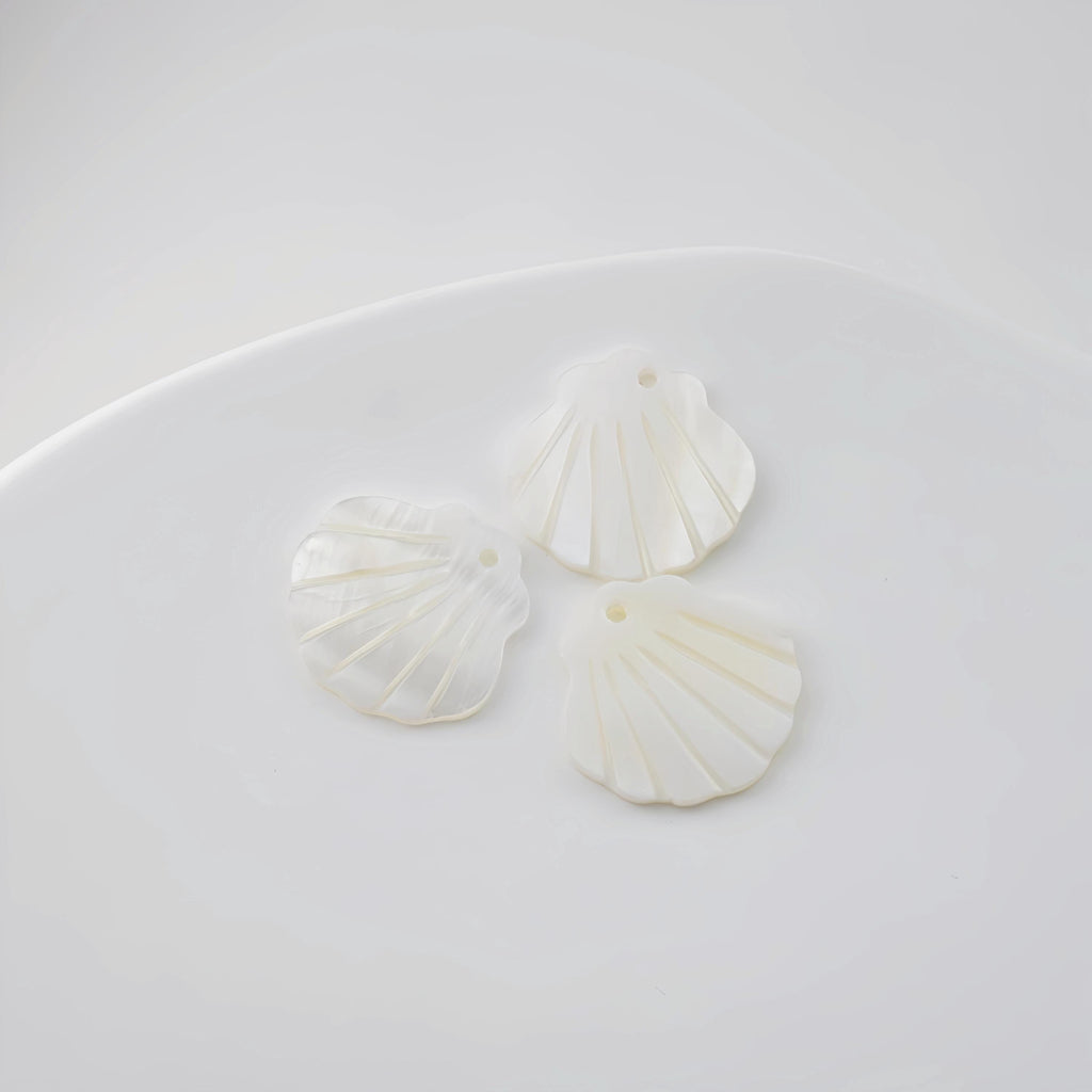 Scallop Shape White Mother-of-Pearl, MOP Shell Pendant, Fan-shaped White Nacre, Shell Charm, Mother of Pearl Jewelry Making Findings RY019