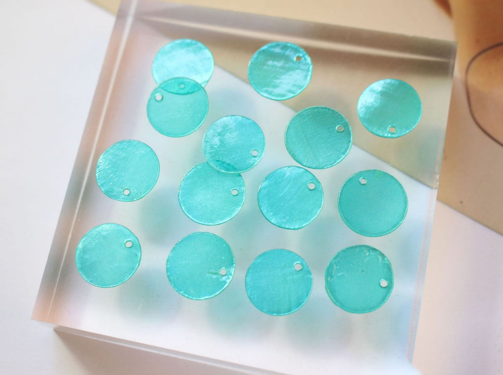 10 colgantes de concha multicolor, redondos, para aretes y bisutería ZZ062